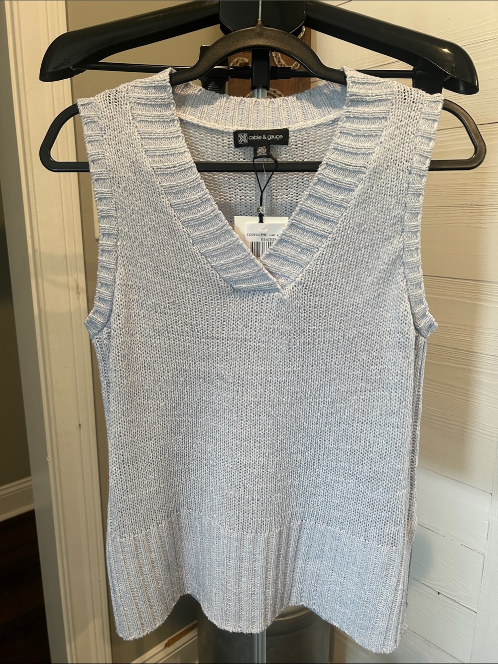 Cable & Gauge Woman’s NWT Light Blue Knit Sleeveless V-Neck Sweater Vest Sz med